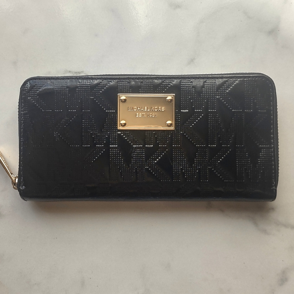 MICHAEL KORS BLACK PATENT LEATHER MK EMBOSSED PRINT ZIP WALLET